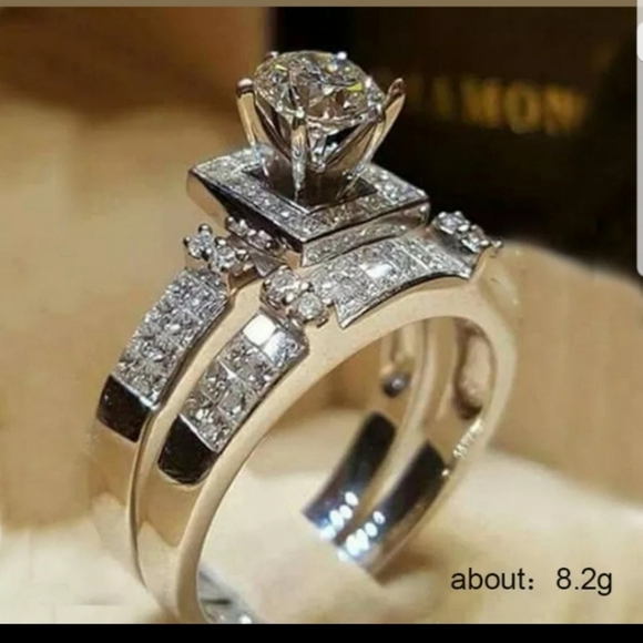 *NEW* WHITE GOLD PLATED SIMULATED DIAMONDS RING - Picture 2 of 2